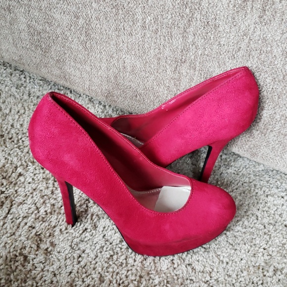 Red Pumps - Picture 5 of 5